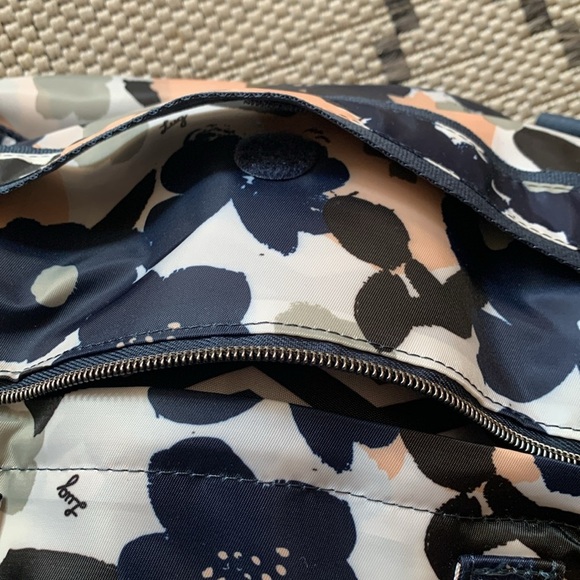 BNWOT… Lug Via 2 Convertible Tote Bag/Backpack - Floral Multi… Discontinued - Picture 8 of 8